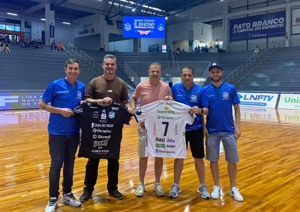 Futsal São Lourenço entrega camisa oficial ao Pato Futsal e reforça parceria durante período em Pato Branco
