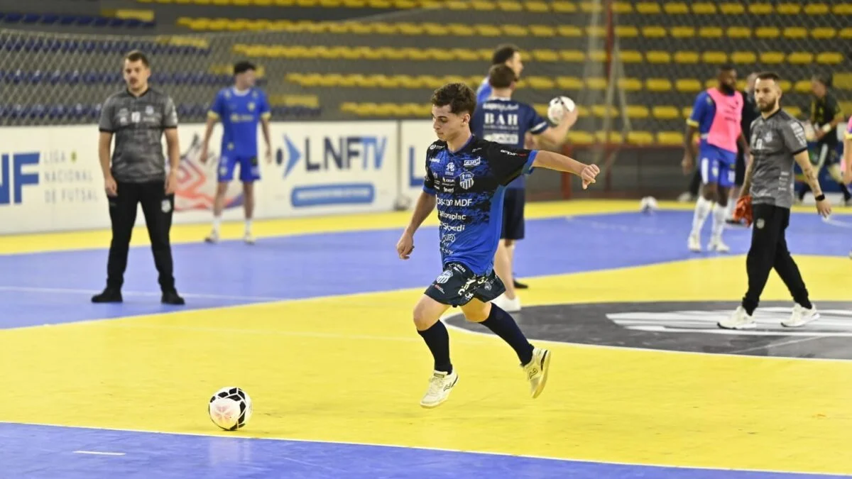 Da base ao elenco principal: jovem lourenciano realiza sonho e é relacionado pela primeira vez na Liga Nacional de Futsal