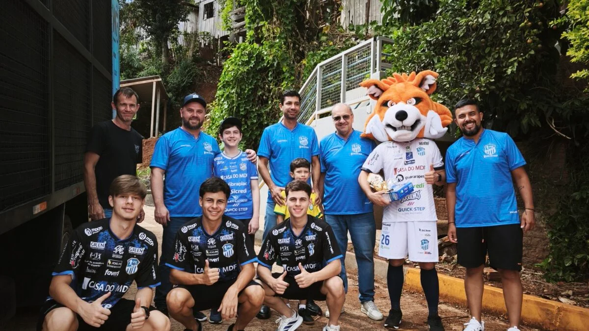 Futsal São Lourenço realiza ação de Páscoa e distribui kits a famílias e crianças carentes